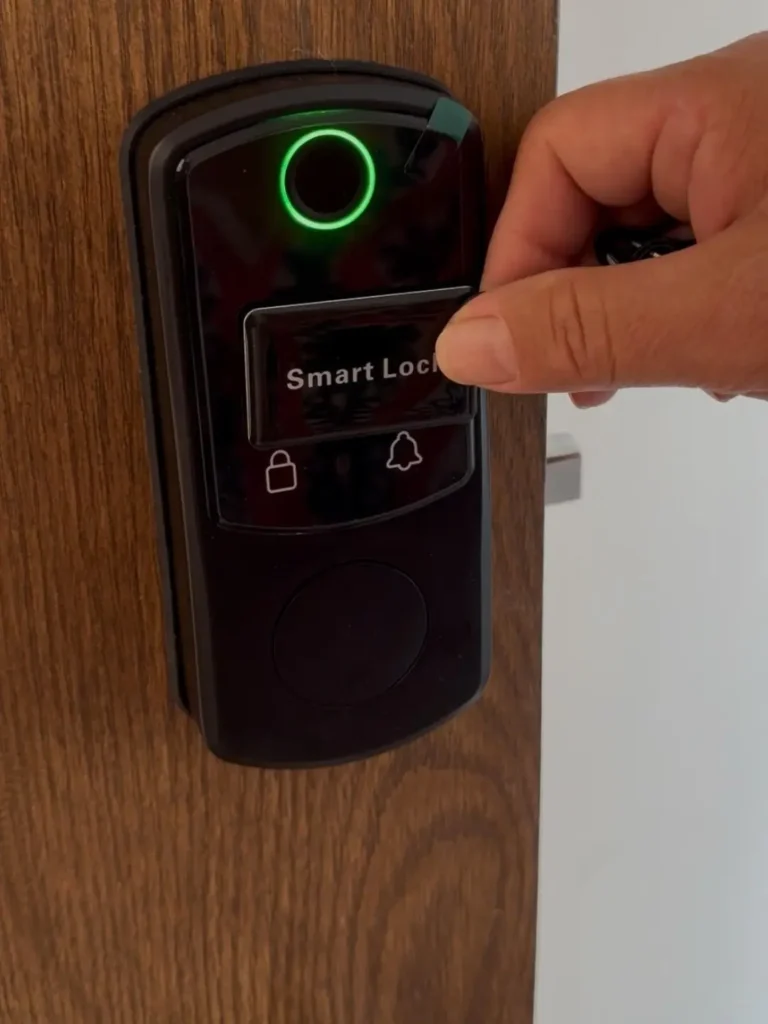 Instalación y apertura de cerraduras digitales y chapas inteligentes de alta seguridad en Zapopan y Guadalajara.