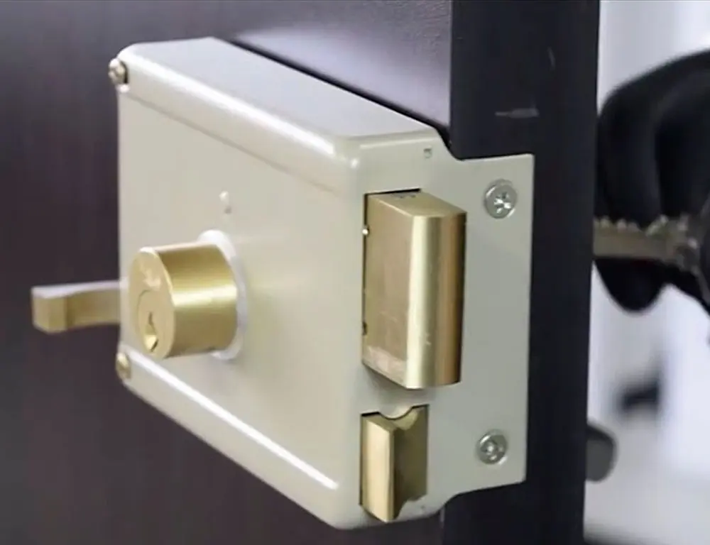 Cerrajería industrial en Guadalajara: Instalación de cerraduras eléctricas y chapas de alta seguridad para empresas.